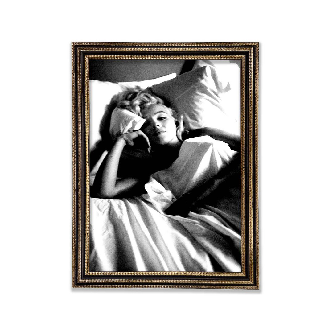 Marilyn Monroe im Bett Gerahmter Druck