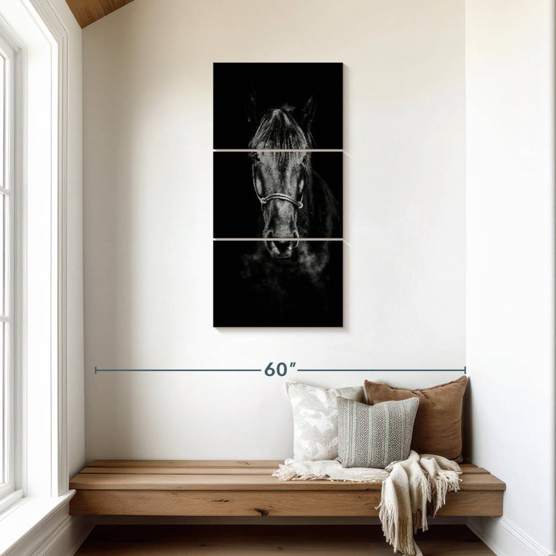 Cheval noir de près, H 44 po x l 21 po