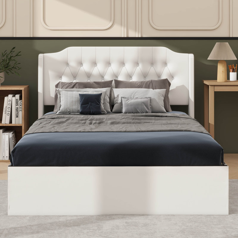 Grand lit tapissier capitonné orné de boutons en cristal, Beige