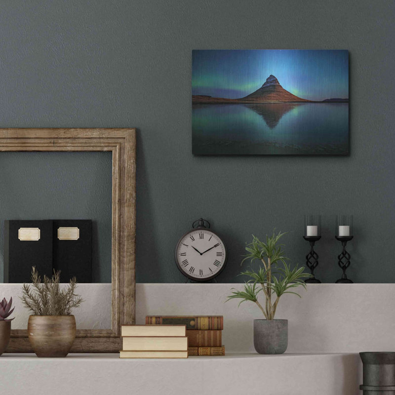 «Northern Light Aurora Borealis Over Kirkjufell 2» par Luxe, H 12 po x l 16 po