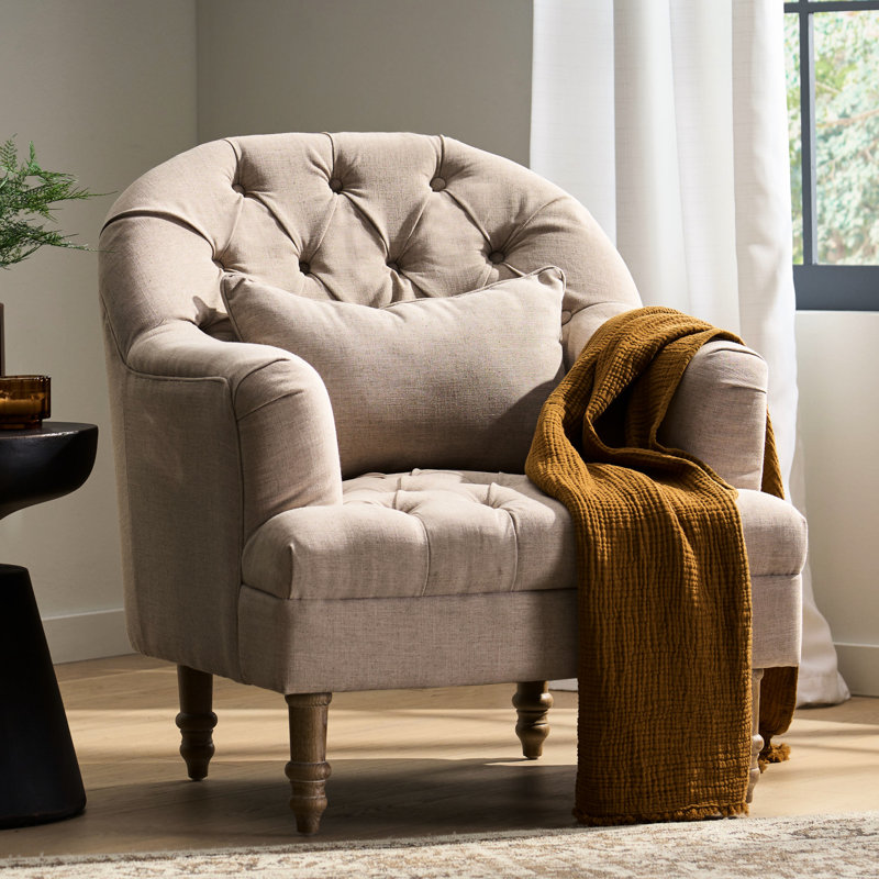 Élégant fauteuil beige avec finition en chêne patiné et rembourrage de la chaise en tissu