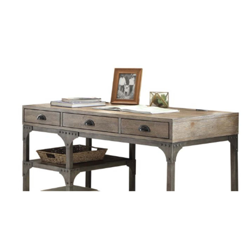 Bureau d'écriture rustique en métal vieilli avec tiroirs spacieux et tablettes ouvertes, parfait pour les bureaux à domicile industriels.