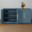 Cette armoire de salle à manger bleue antique dispose de tablettes de rangement et réglables pour une flexibilité ultime! Les poignées argentées ajoutent une touche de sophistication, parfaite pour ranger les couverts dans la cuisine ou comme buffet dans la salle à manger.-372015422