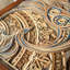 Table basse en bois d'orme sculpté Intricate