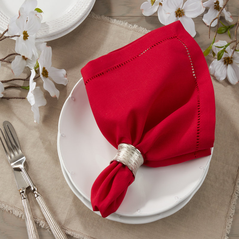 Ensemble de 4 serviettes de table en tissu de cocktail rouge à points ajourés, 22 po carré