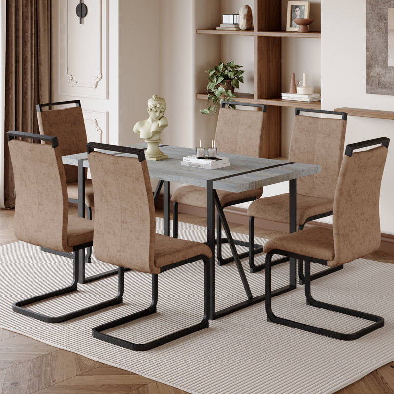 Ensemble de table et de chaises. Table de salle à manger moderne en bois aggloméré texturé en marbre gris minimaliste avec structure en métal et 6 chaises en tissu brun avec pieds noirs arqués.