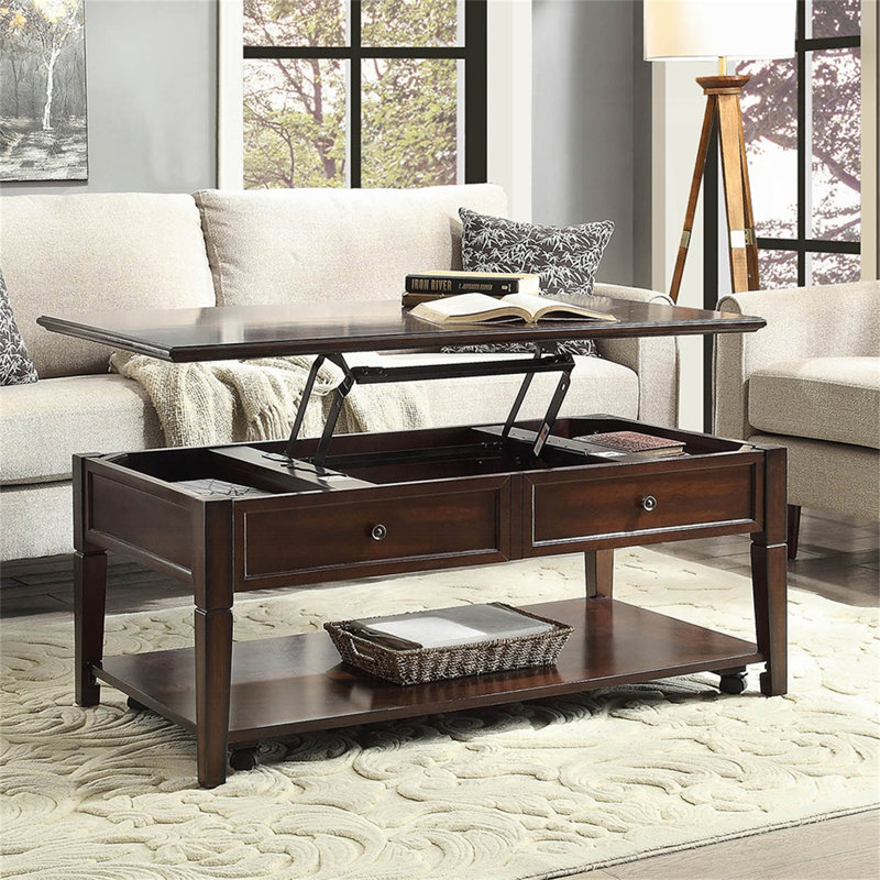 Table basse en noyer avec rangement relevable et tablette mobile, parfaite pour les intérieurs modernes et classiques.