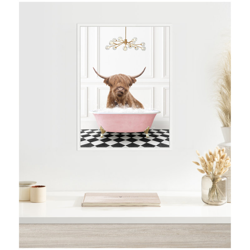 «Highland Cow in Pink Bathaign on Checker Floor» par Amy Peterson, reproduction d'art sur toile encadrée