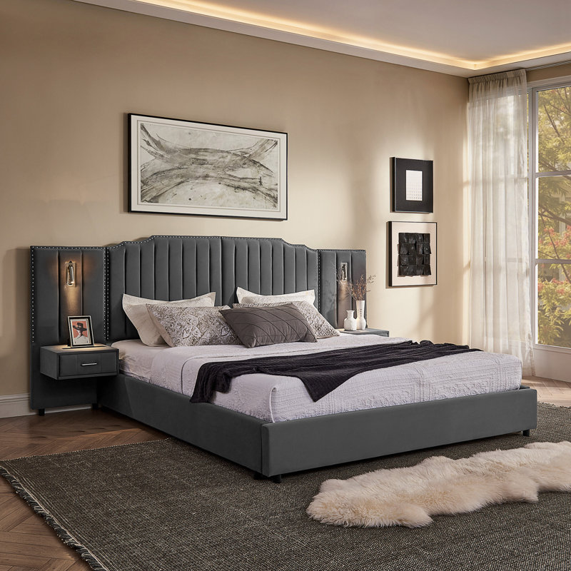 Très grand lit plateforme tapissier avec table de chevet intégrée, tête de lit à rayures verticales et éclairage réglable pour les chambres à coucher modernes.