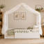 Lit Montessori au sol avec baldaquin, barrières de sécurité et porte-975870894-975870895