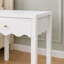 Tables de chevet blanches avec tiroir, tables de chevet modernes avec détail festonné, tables d'appoint compactes pour chambre, salon et petits espaces (Une seule table de chevet !!!)