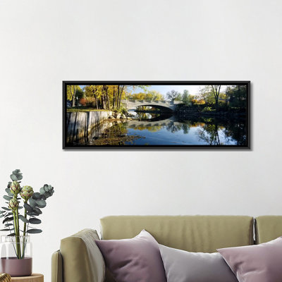 «Pont à travers une rivière, rivière Yahara, Madison, comté de Dane, Wisconsin, États-Unis» par Panoramic Images - Reproduction giclée sur toile panoramique