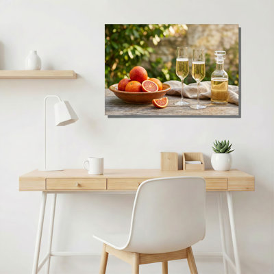 Oranges sanguines et flûtes à champagne sur une table en bois, art mural