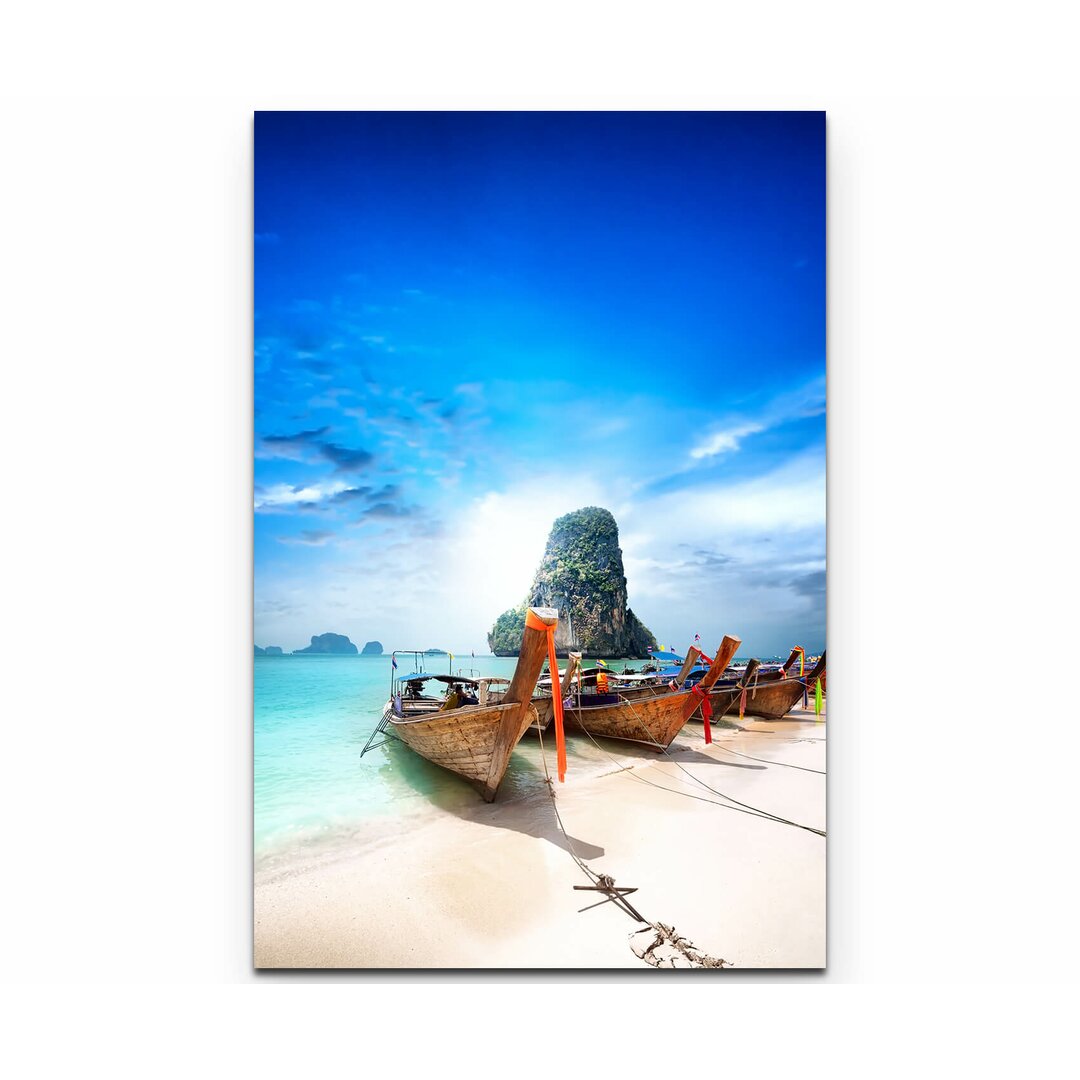 Leinwandbild Paradiesischer Sandstrand mit Booten – Thailand