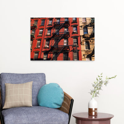 Vue en contre-plongée des escaliers de secours sur les bâtiments de la petite Italie, Manhattan, New York, État de New York, États-Unis, architecture contemporaine abstraite, art urbain