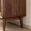 commode de rangement rétro en noyer-477750789