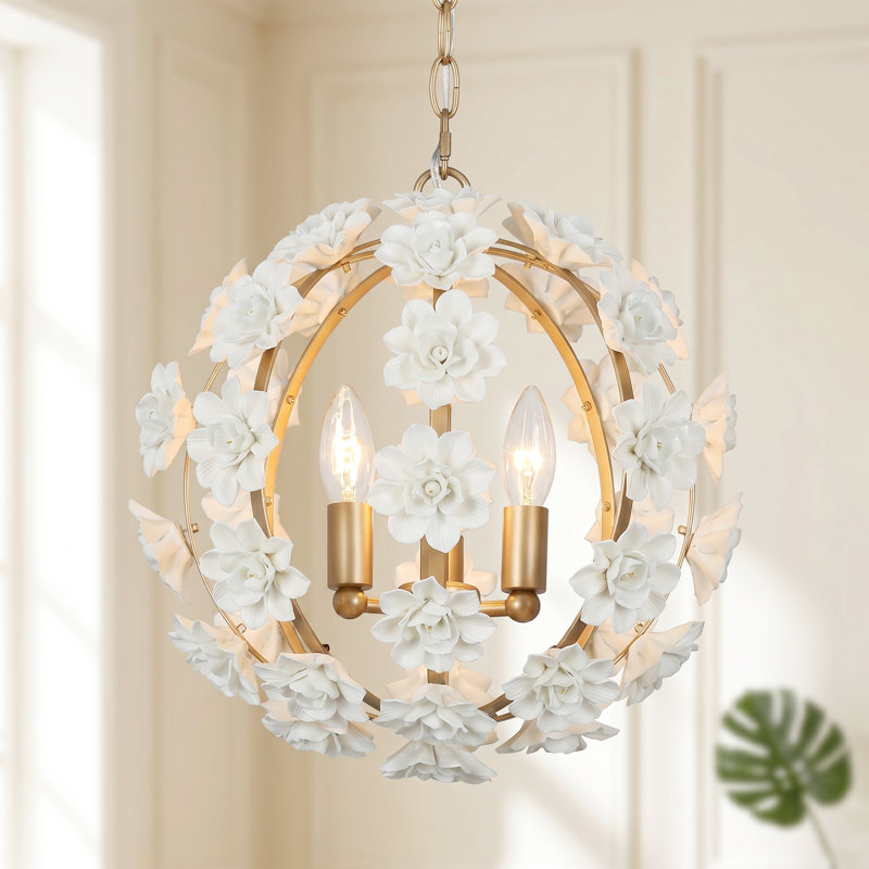 Lustre moderne à 3 lumières, blanc et or, avec globes et fleurs en céramique, conçu pour les plafonds inclinés.