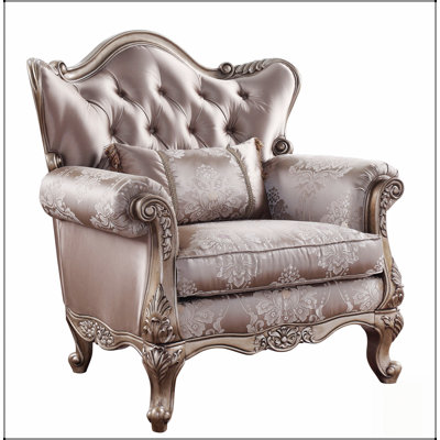 Fauteuil élégant en tissu et finition champagne avec coussin inclus, parfait pour des sièges luxueux et confortables