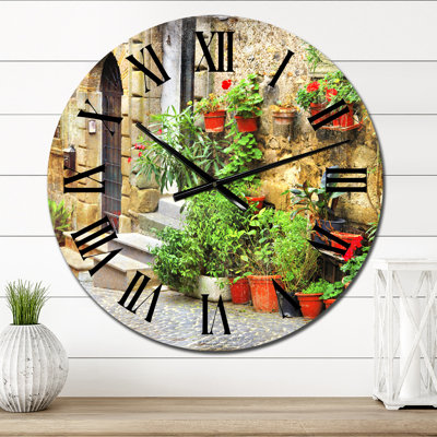 Charmante vieille rue dans un village méditerranéen - horloge murale Colonial