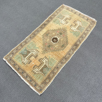 Tapis en laine beige 18,9 x 36,6 po, motif géométrique classique