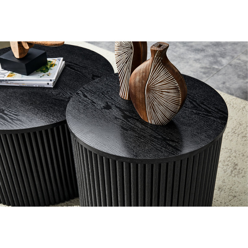 Table basse gigogne 2 pièces, design colonnes romaines, fini bois noir veiné, idéale pour la chambre, avec rangement pour magazines et sous-verres.