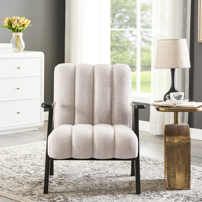 Chaise confortable en bois recouverte d'un tissu d'appoint moelleux