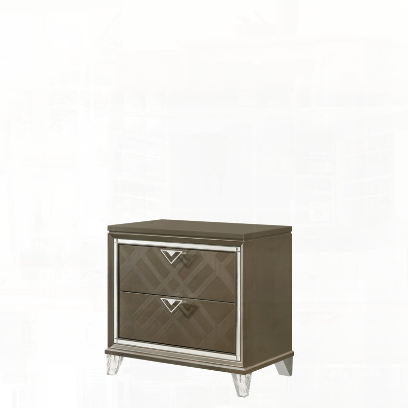 Table de chevet au fini champagne foncé avec un design contemporain élégant