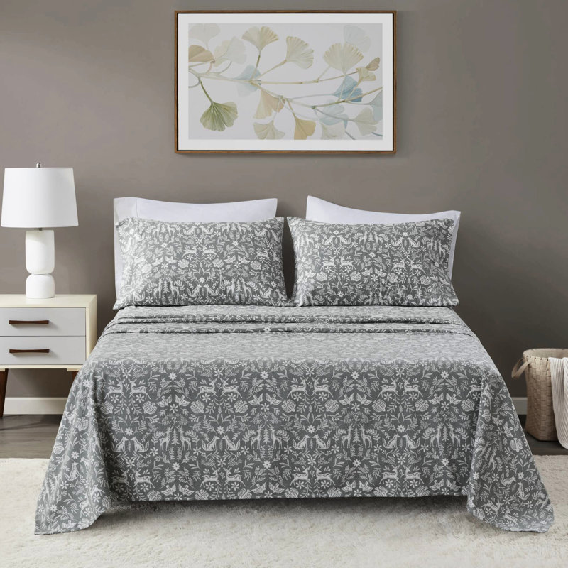 Feuille complète de 4 articles avec imprimé Faune d'hiver sauge, fabrication 100% flanelle de coton, dimensions luxueuses convenant aux matelas de 18 po, douceur grâce au brossage supérieur du tissu, bien ajusté élastique
