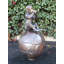 Statue en bronze d'un singe sur une boule ornée - Taille: L 23 po x l 23 po x H 44 po.