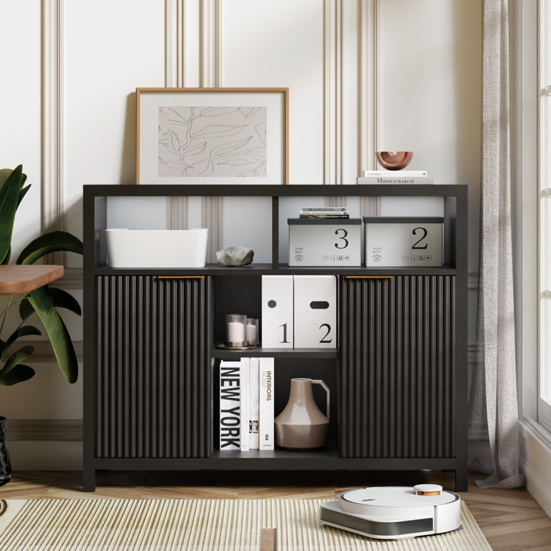 Buffet Ebern Designs, crédence en bois épais avec portes cannelées, console avec pattes et poignée dorée, tablette ouverte, armoire décorative pour salon