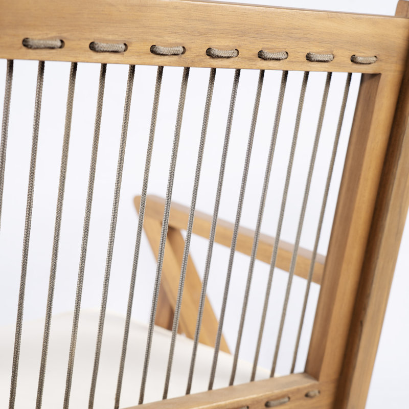 de salle à manger d'extérieur en bois d'acacia avec chaises à dossier en corde en teck et noir, coussins imperméables pour les repas de patio