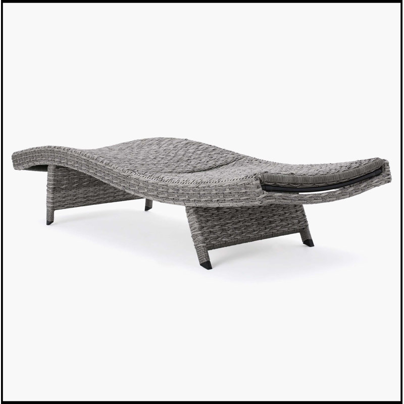 CHAISE LUNGE