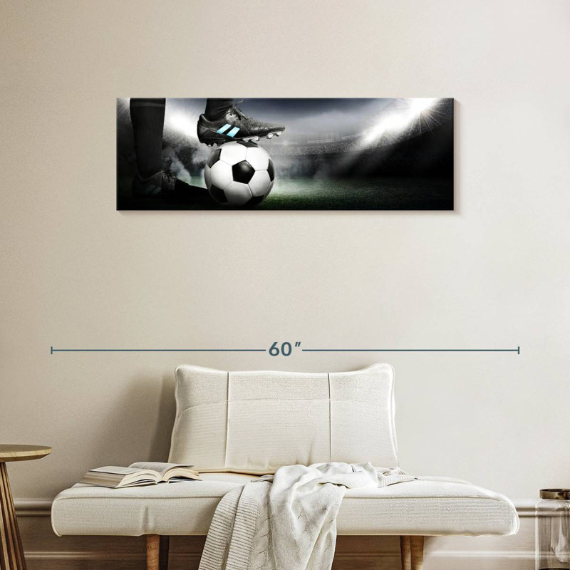Crampons sur ballon de soccer sur toile, H 14 po x l 42 po x P 1,25 po