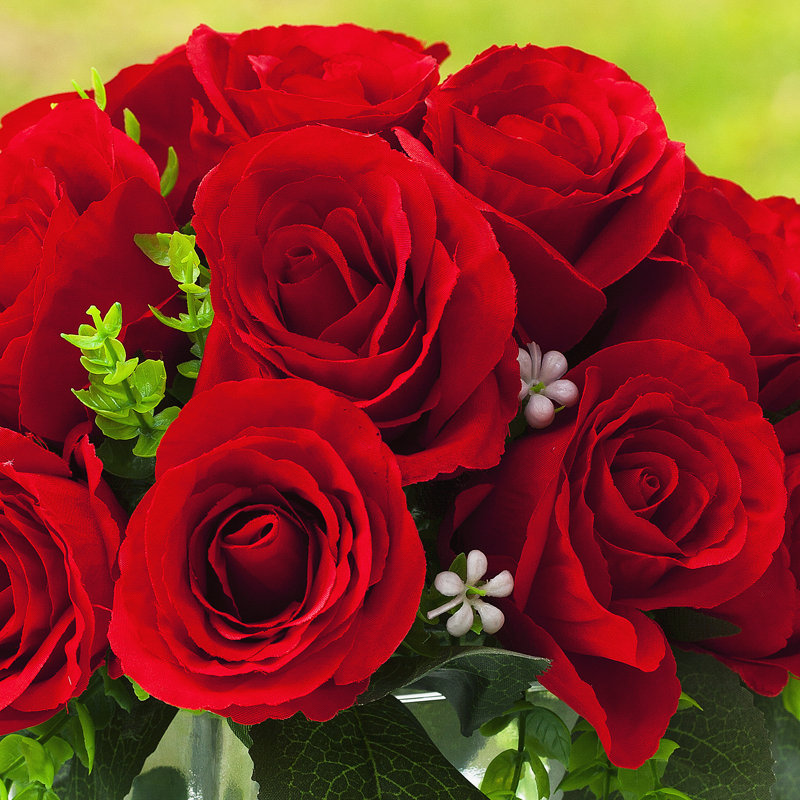 Roses artificielles dans un vase en verre, Rouge