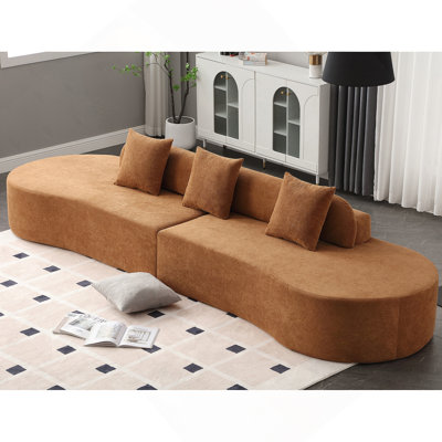 Canapé contemporain courbé avec tissu éponge, offrant un confort et un soutien inégalés pour les moments de détente.