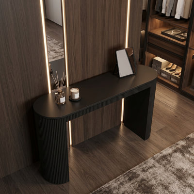 Console incurvée avec pieds à rayures verticales uniques - table d'appoint moderne pour le salon, le bureau ou le vestibule
