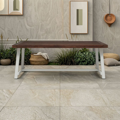 Table de jardin en bois d'acacia avec structure en métal, plateau spacieux pouvant accueillir jusqu'à 8 personnes, idéale pour les goûters sur la terrasse.