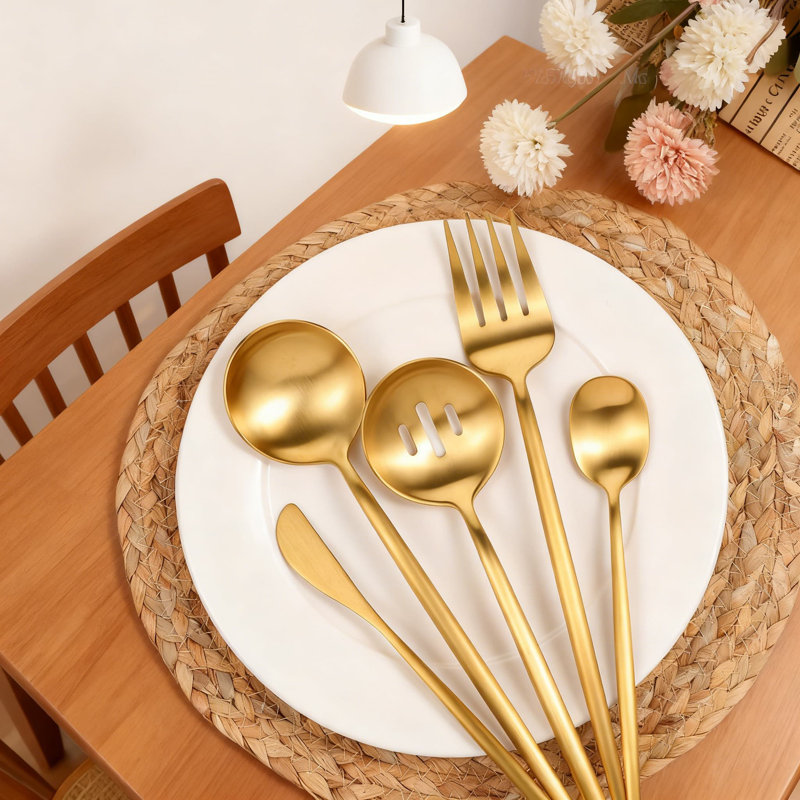 Ensemble 5 pièces d'ustensiles de service en acier inoxydable doré, comprenant une fourchette de service, une cuillère rainurée, une cuillère à sucre, un couteau à beurre pour le buffet, le mariage, la fête et les repas de tous les jours