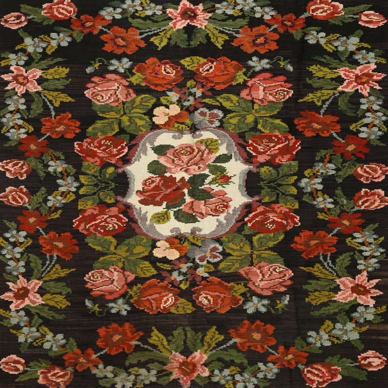 Tapis floral noir / rouge / vert, Carré 8 pi