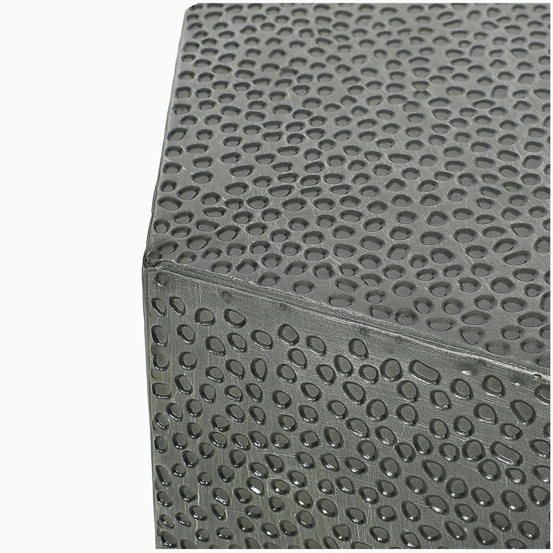 Table de bout en métal martelé, Argent antique