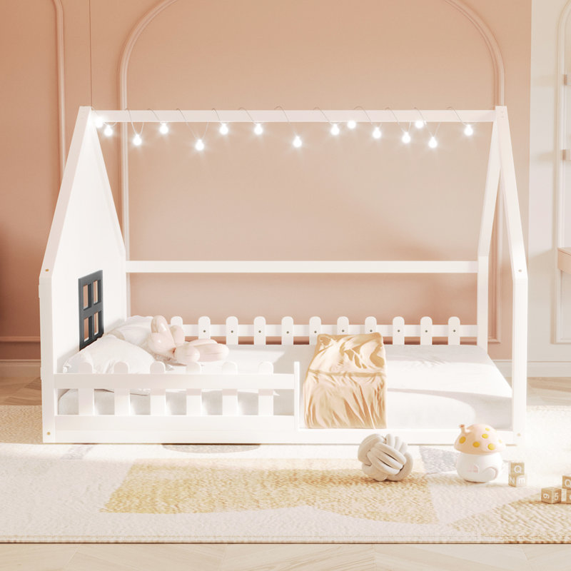 Lit double en bois avec fenêtre et clôture, un espace de rêve pour les enfants