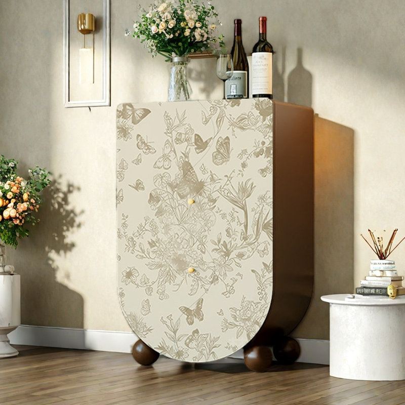 Une armoire d'appoint multifonctionnelle à côté du canapé, Brun