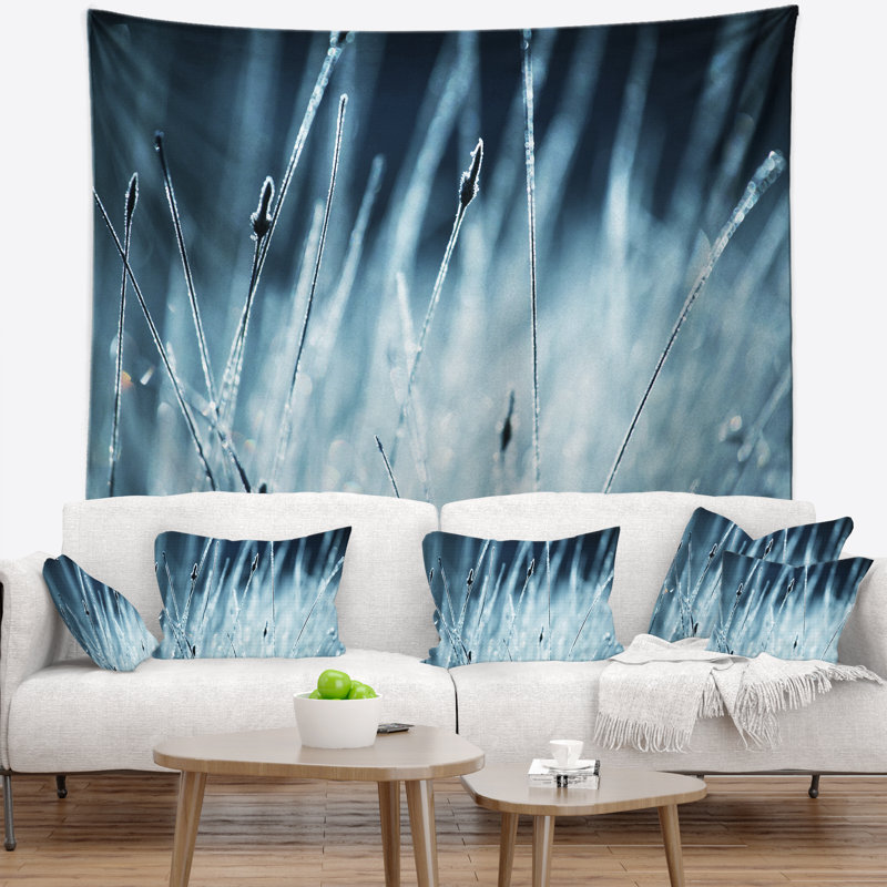 Tapisserie noire et blanche à motif floral, H 32 po x l 39 po