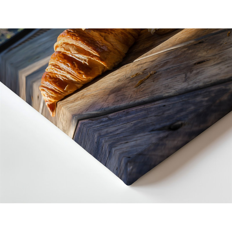 Toile, "Cosy Rustic Bakery Scène", avec deux croissants dorés et une décadente recouverte de crème fouettée, H 12 po x l 9 po