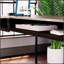 Bureau spacieux en forme de L avec bibliothèque à cinq tablettes, idéal pour le bureau à domicile et le bureau, maximisant l'espace de travail et le rangement.
