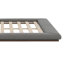 Lit plateforme au sol avec tête de lit allongée et tablette de chevet