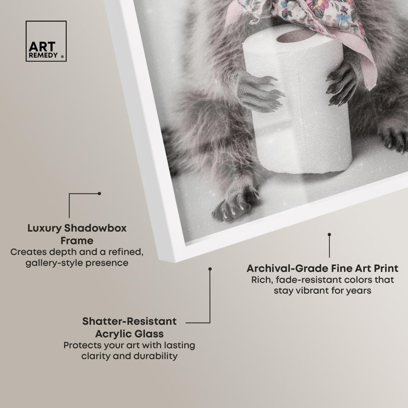 «Glam Roll Raccoon Bathroom Decor Shadowbox» par Art Remedy, H 16 po x l 11 po, Blanc