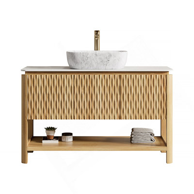 Meuble-lavabo et lavabo Sharma de 48 po, armoire de rangement autoportante en contreplaqué avec 3 portes en bambou texturé et tablette ouverte, vasque en céramique à motif de marbre et plateau en pierre frittée blanc de Carrare, couleur grain de bois