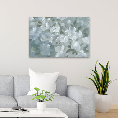 Fleurs bleues et petites fleurs sur fond blanc
