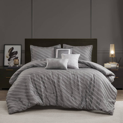 7 Piece Comforter Set with Jacquard Design and Decorative Pillows